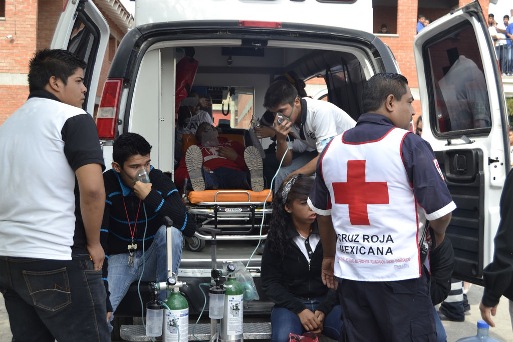 Atienden. Fueron 22 estudiantes los atendidos por Cruz Roja ante los síntomas de intoxicación que presentaron. (EDITH GONZÁLEZ)