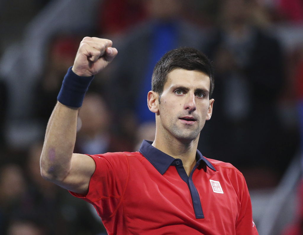 El serbio Novak Djokovic celebra tras ganar al estadounidense John Isner en su partido de cuartos de final.  (EFE)