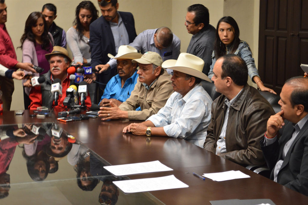 Acuerdo. Ejidatarios de Pueblo Nuevo firman contrato de indemnización por sus tierras y liberarán la supercarretera.