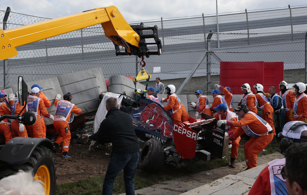 La tercera sesión finalizó antes de tiempo por accidente Sainz. (AP)