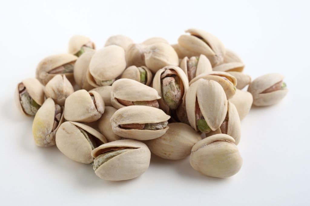 Quien consume 25 gramos al día de nueces, pistaches, cacahuates y similares, tiene hasta siete veces menos probabilidad de morir por infarto, evento vascular cerebral y enfermedades isquémicas o arteriales. (ARCHIVO)