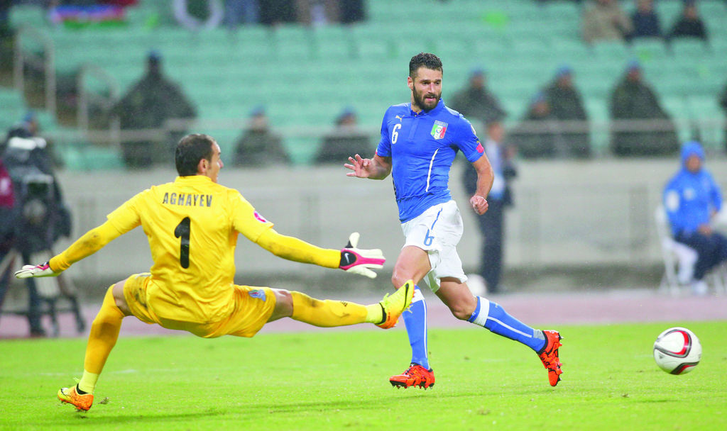 Italia cumplió con los deberes y superó a domicilio 3-1 sobre Azerbaiyán, resultado que le brindó la clasificación automática a la Eurocopa Francia 2016. (AP)