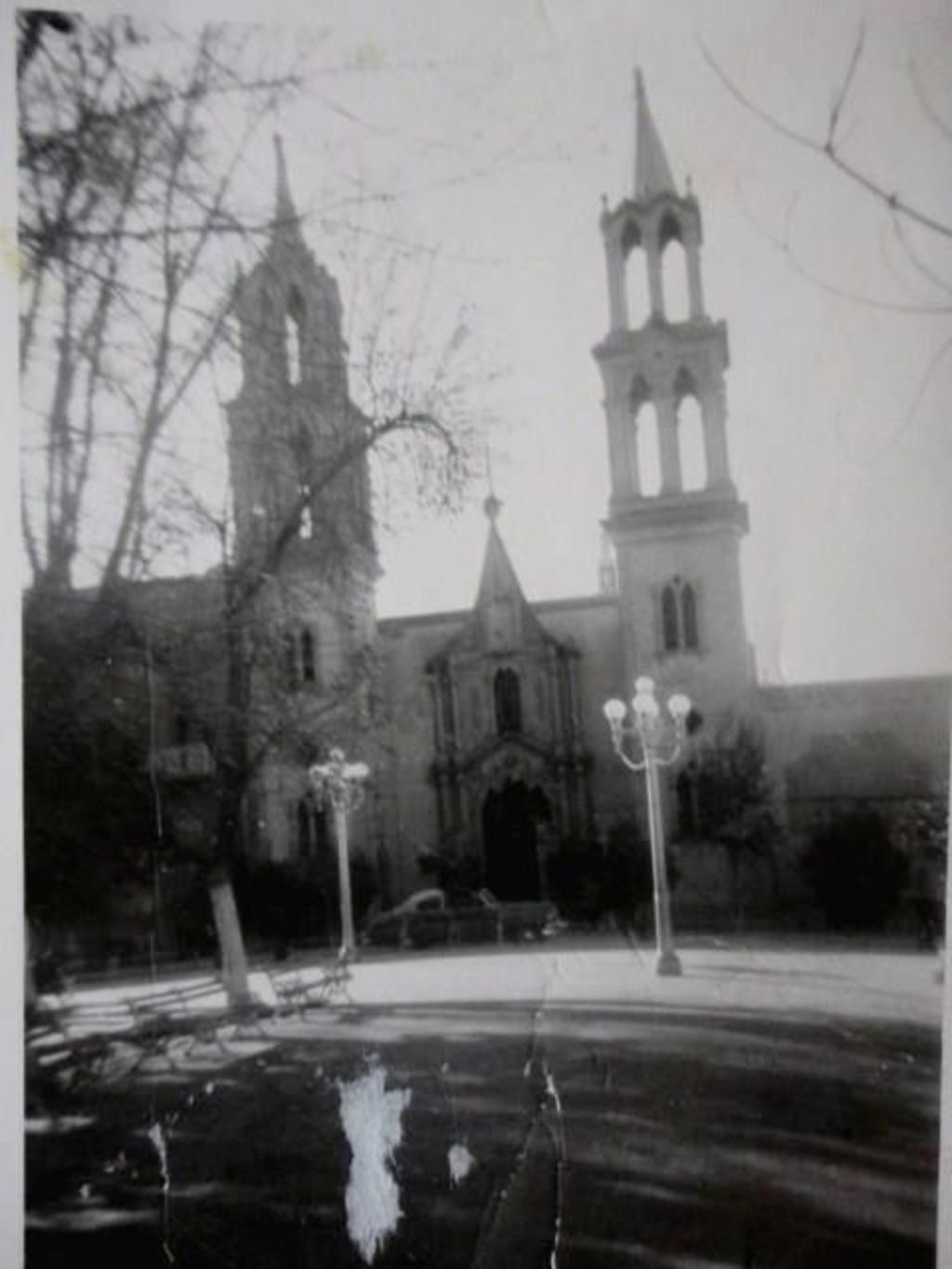 Fachada principal de la parroquia del Sagrado Corazón de  Jesús; a la derecha se observa la antigua sacristía en 1950.