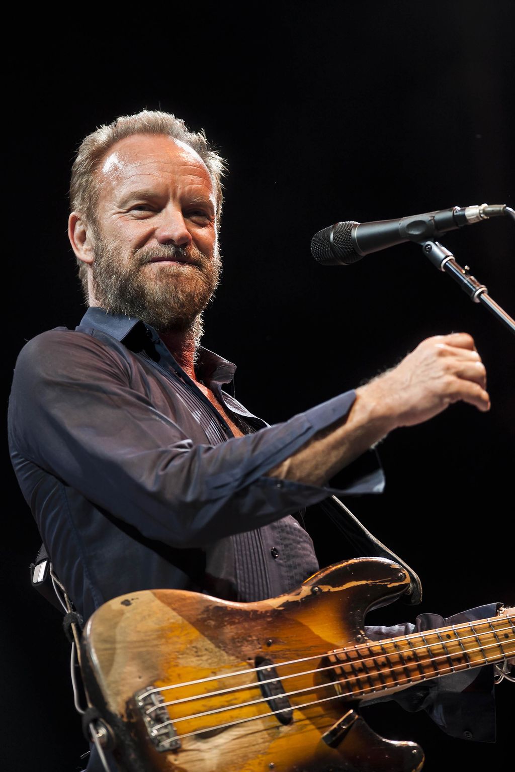 Sting recuerda a normalistas en concierto
