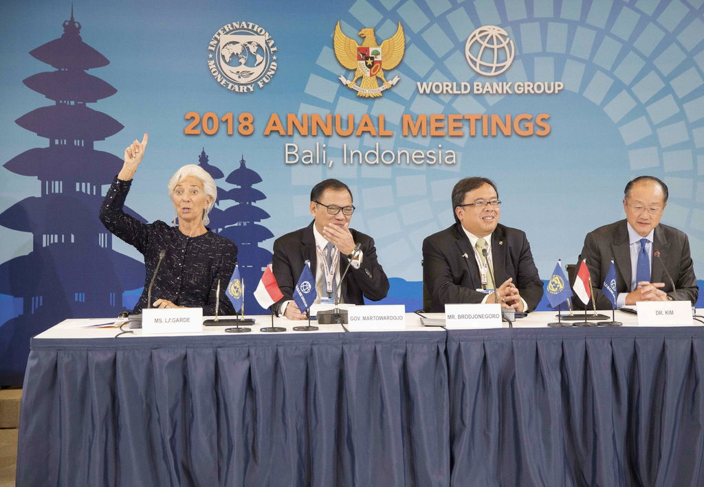 La directora gerente del Fondo Monetario Internacional (FMI), Christine Lagarde (i), habla junto junto a Agus D.W. Martowardojo (2i), gobernador del Banco de Indonesia; Bambang Brodjonegoro (2d), ministro de Finanzas de dicho país; y del presidente del Banco Mundial, Jim Yong Kim (d).(EFE)