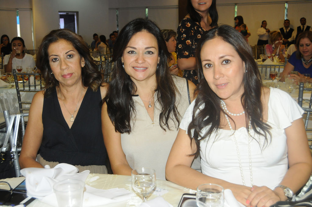 Diana Barrios, Wendy Barrios y Aída Alvarado.