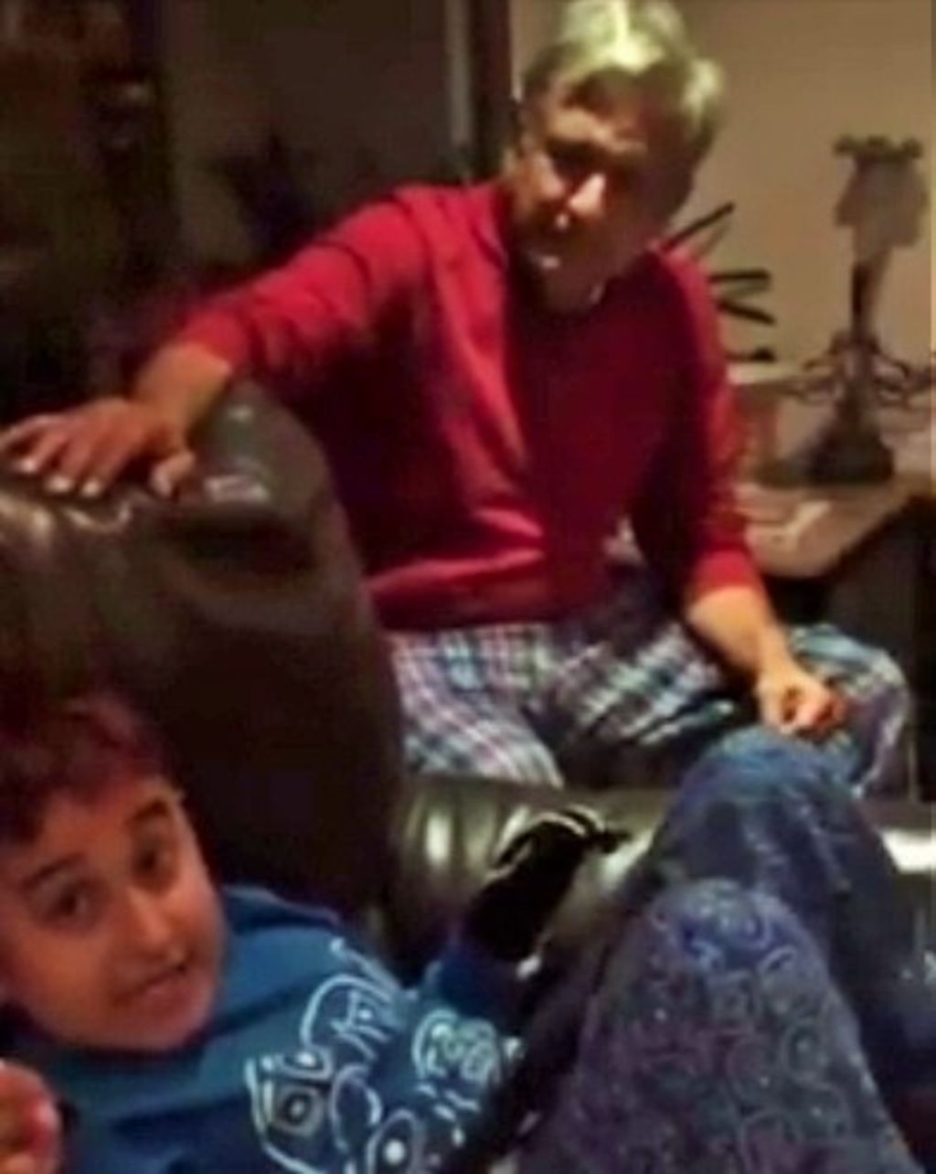 En el video aparece el niño de ocho años cantando junto a su padre mientas que su esposa, Beatriz Gutiérrez, los graba. (Facebook)