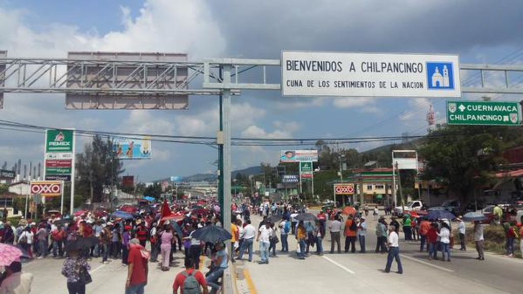 El grupo de maestros de la CETEG oficial, que dirige Ramos Reyes Guerrero está colocado sobre los carriles de cobro. (Twitter)