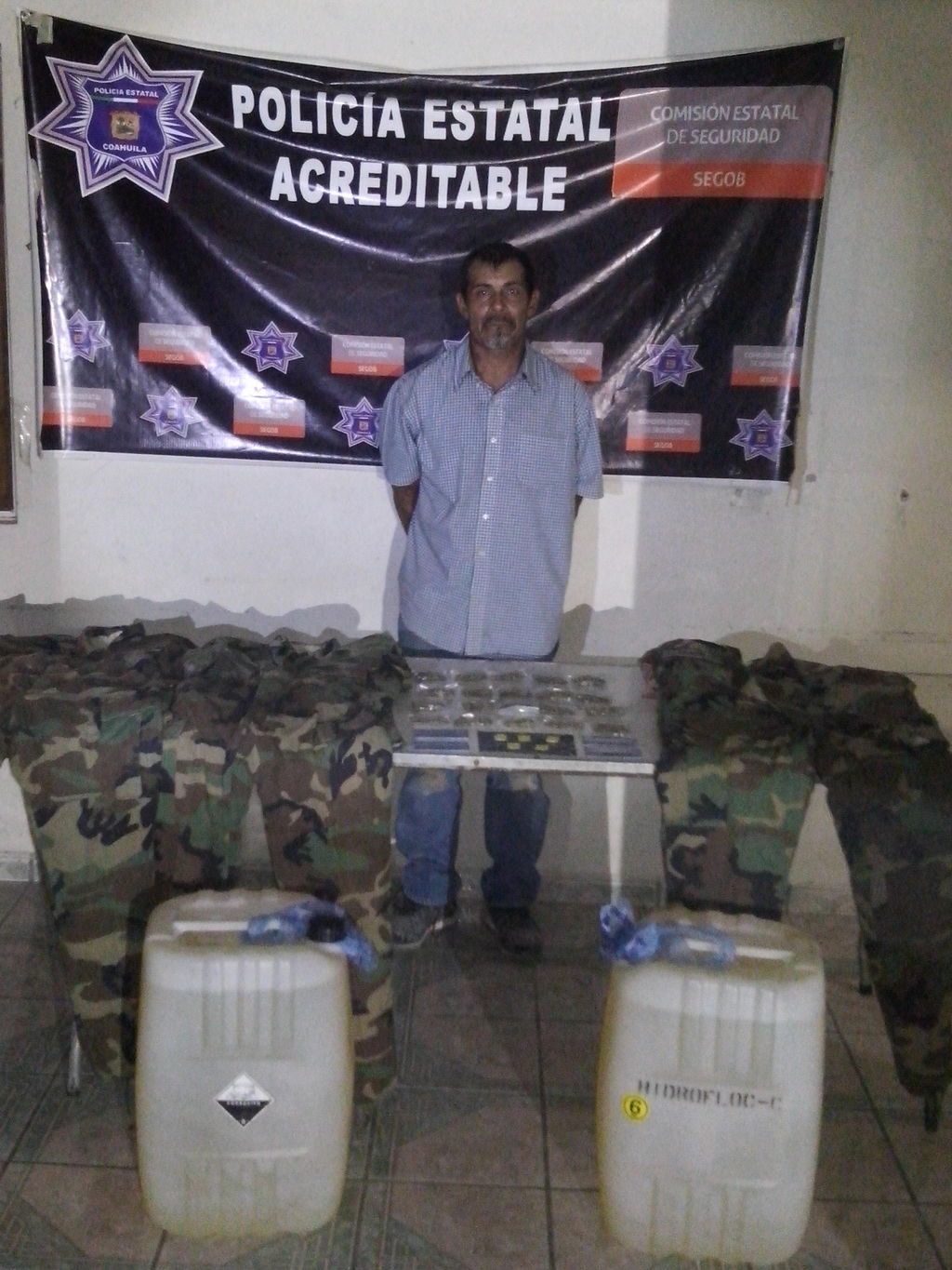 Héctor Manuel García Ríos, de 48 años de edad, manifestó trabajar para un grupo de la delincuencia organizada establecido en la Sierra de Acuña y Jiménez, con la función de suministrarles ropa, combustible, alimentos, droga y objetos diversos. 
