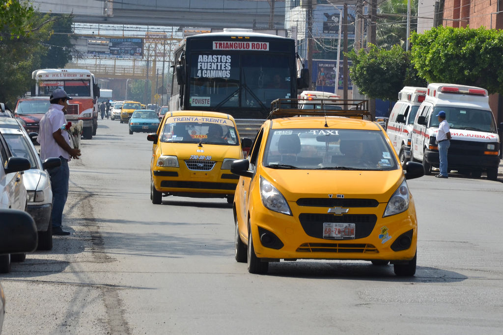 Control. Taxistas que realizaban trabajo de 'cinqueros' sobre seis rutas que crearon, se comprometieron a ya no brindar el servicio. (Fernando Compeán)