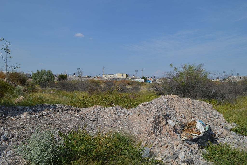 Escombros. Montones de desechos aparecen diariamente en un terreno a la entrada de la colonia Monte Real. (ROBERTO ITURRIAGA)