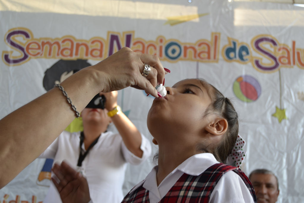 Inicia.- Dan banderazo oficial a la Tercera Semana Nacional de Vacunación en la primaria Gerardo Calderón Rocha. (EDITH GONZÁLEZ)