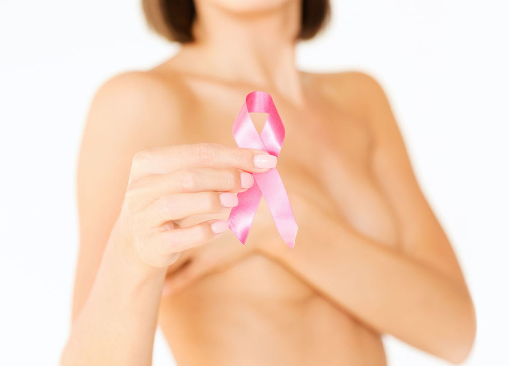 La campaña invita a las mujeres a revisar sus senos frecuentemente para prevenir el cáncer de mama. (ARCHIVO)