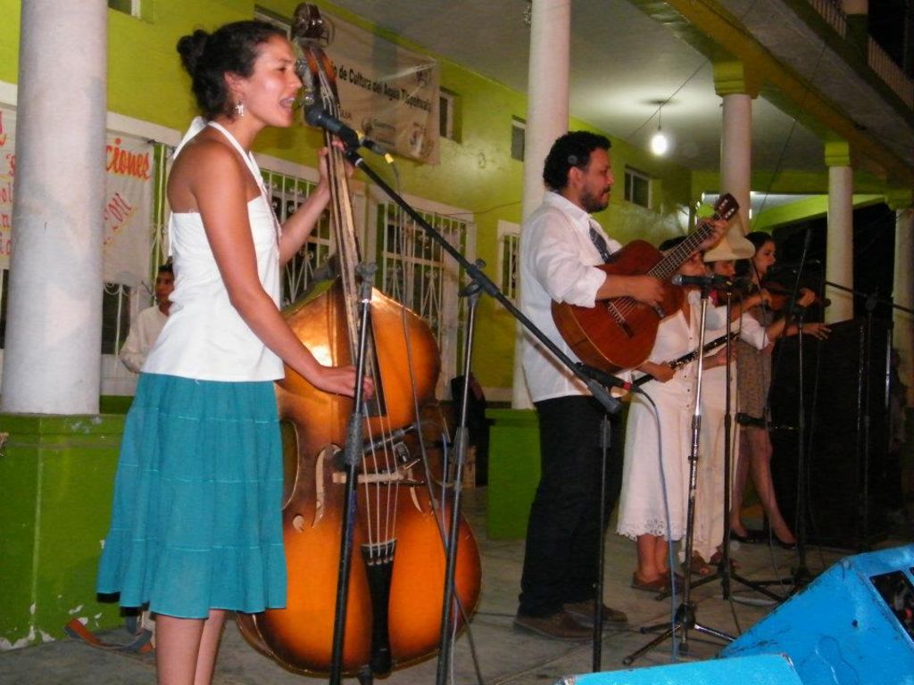 El trabajo. Chilenas, gustos, boleros, polkas y sones con el estilo de La Yerbabuena hacen parte del primer material.