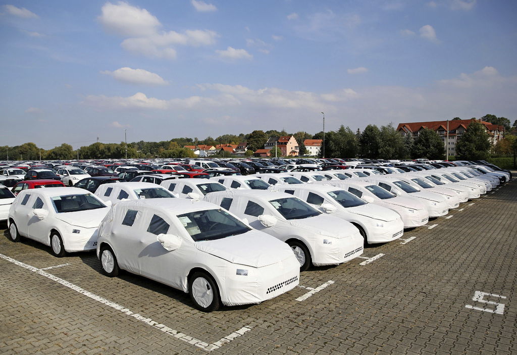 Escándalo. En la imagen varios autos Golf listos para venderse, la firma Volkswagen mantiene sus expectativas de ventas.