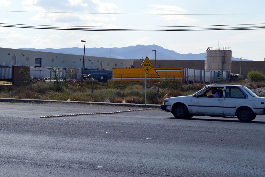 Riesgos. Vehículos deben frenar su paso por la presencia de 'boyas' en plena carretera a Mieleras, una vía de alta velocidad.
(El Siglo de Torreón)