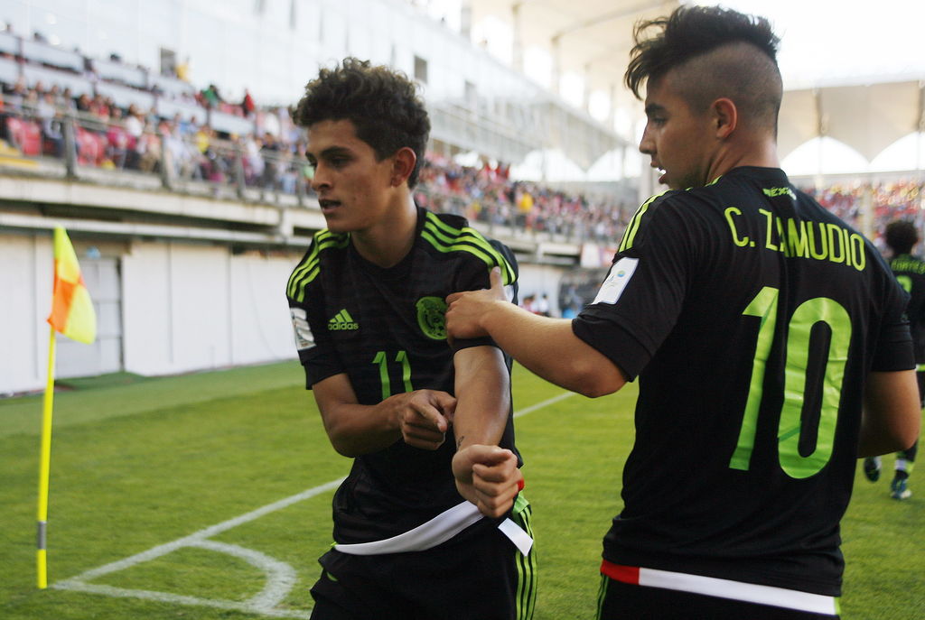 Kevin Magana (i) de México celebra su gol contra Argentina. (EFE)