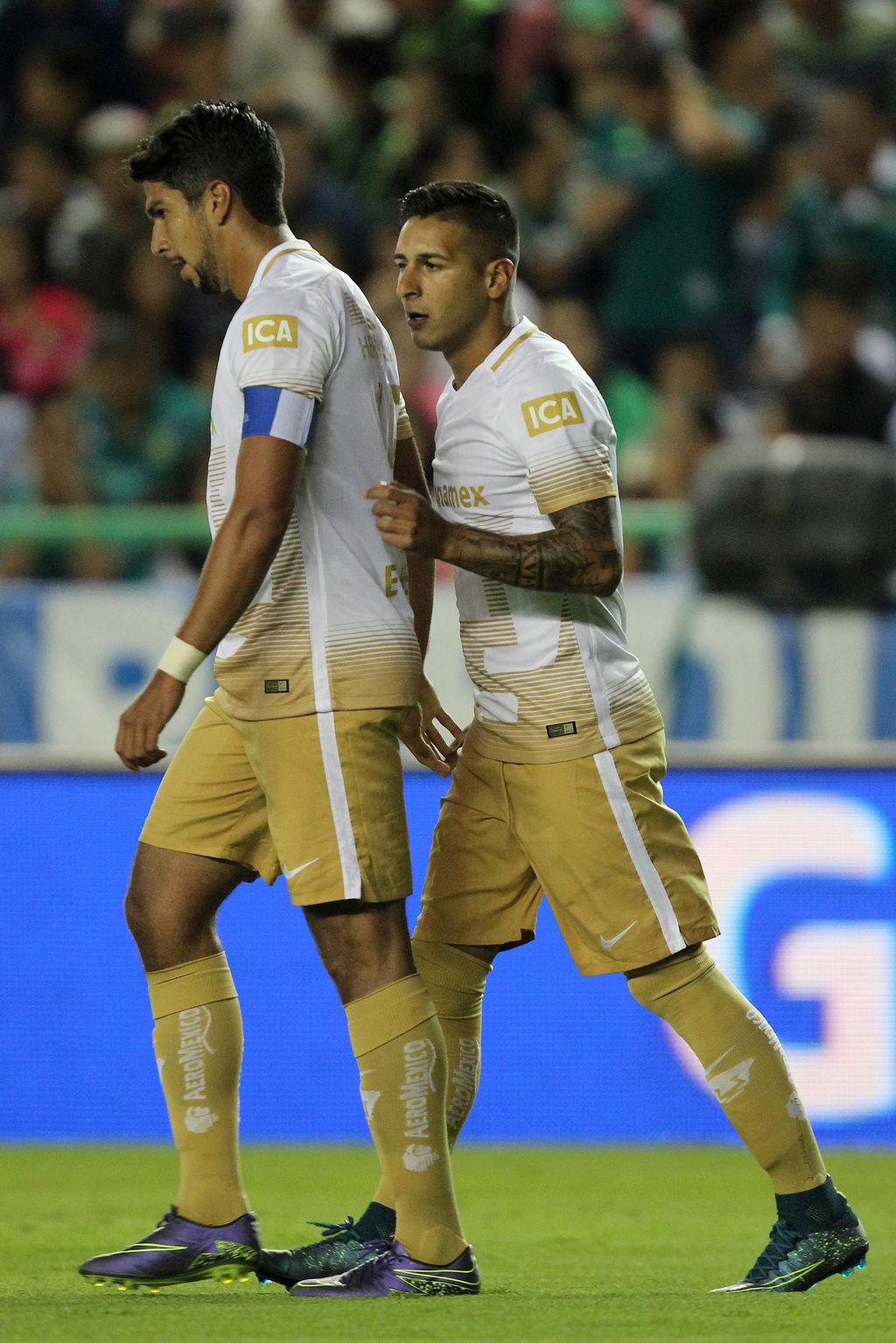 Eduardo Herrera (i) falló un penal que lo hubiera puesto con 8 goles en la liga. (Jam Media)