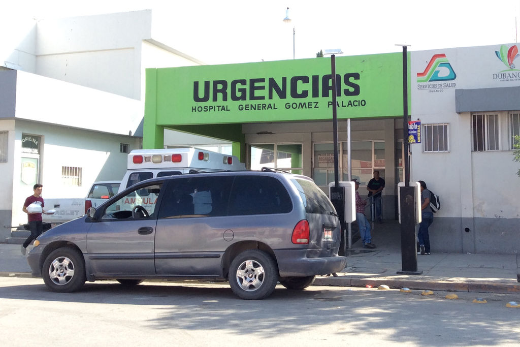 Herido. El joven lesionado es atendido en el Hospital General de Gómez Palacio, a donde ingresó. (ARCHIVO)