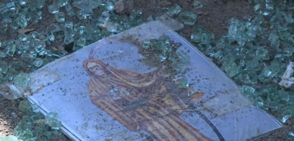  Se aprecia también una imagen de la Santa Muerte entre vidrios destrozados. (AFP)
