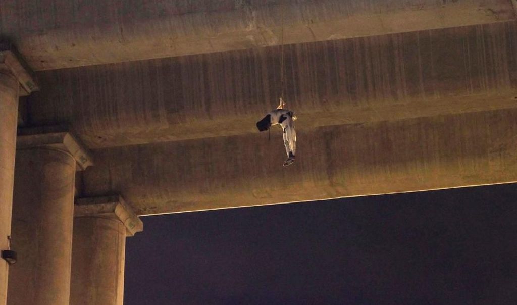 Un hombre apareció colgado de un puente en un barrio al este de la ciudad de México y hasta ahora no ha sido identificado por las autoridades. (TWITTER)