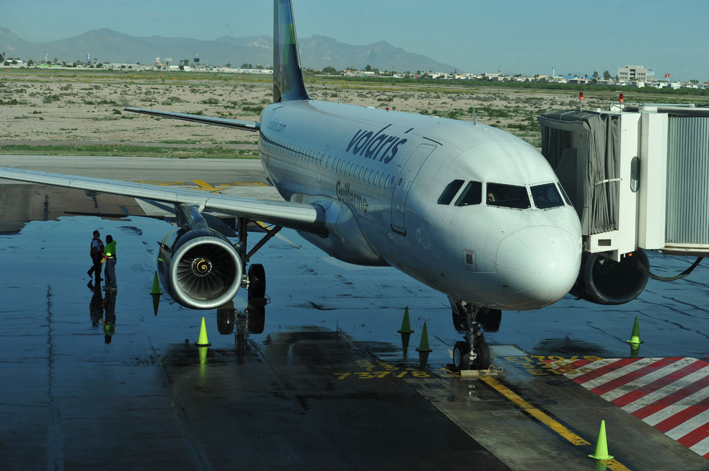 En total, Volaris trasladó a 3.3 millones de pasajeros en el tercer trimestre, 26.6% más respecto al mismo periodo del año anterior. (ARCHIVO)
