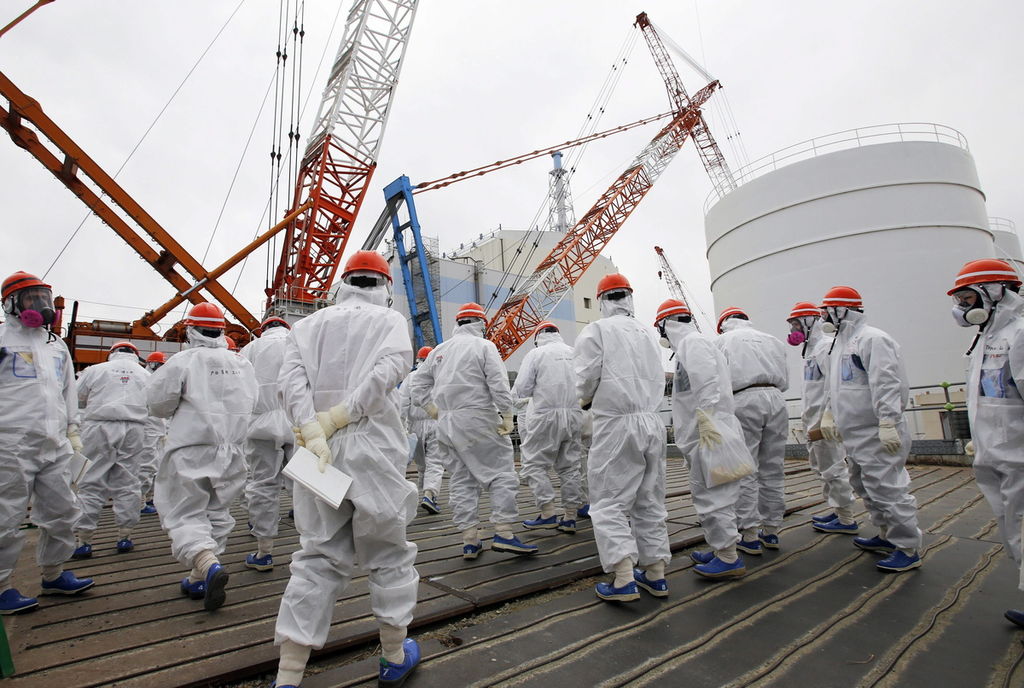 La víctima fue expuesta a la radiación cuando trabajaba en la instalación de cubiertas sobre los edificios de los reactores dañados en el complejo de Fukushima para evitar que continuará la dispersión de partículas radiactivas a la atmósfera. (Archivo)
