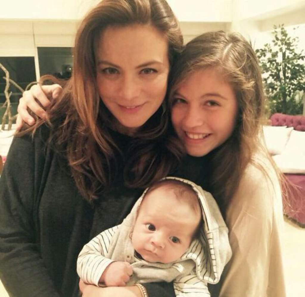 Silvia posteó una foto en la que aparece con el bebe y la pequeña actriz Isidora Vives, con quien trabajó en el melodrama Mi corazón es tuyo.