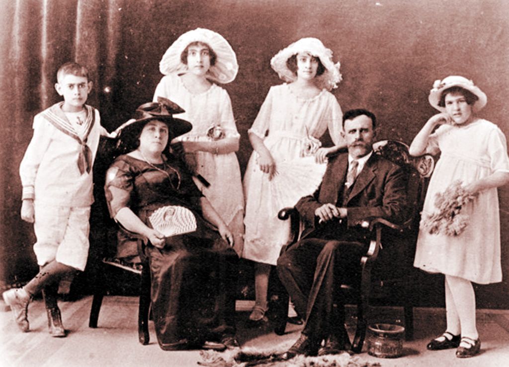 Don Silvestre Faya, su esposa e hijos.
