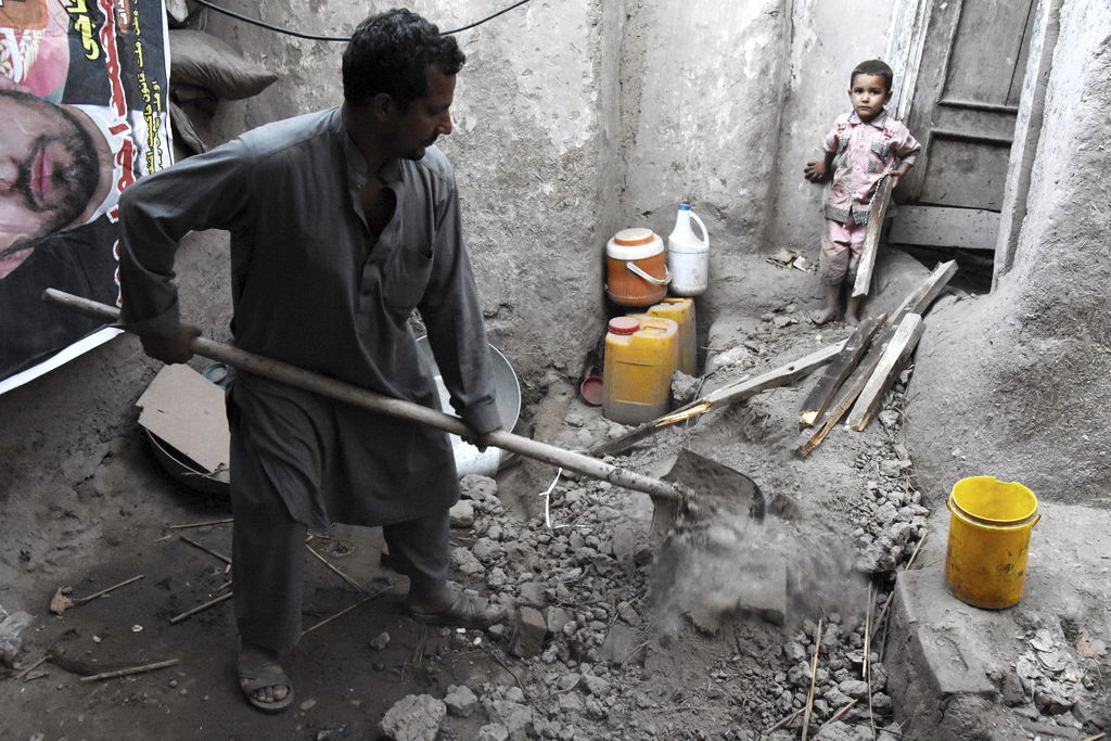 Sismo. Las viviendas quedaron destruidas, en la imagen un hombre quita los escombros de su casa. (EFE)