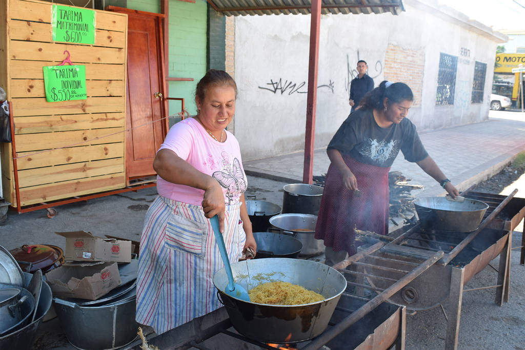 Cocineras. Juan Antonio contrata a dos personas para que le ayuden a preparar la comida y en su casa  la familia también ayuda. (MARY VÁZQUEZ)