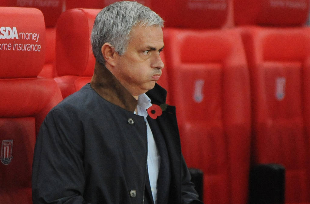 José Mourinho está bajo mucha presión por malos resultados. (AP)