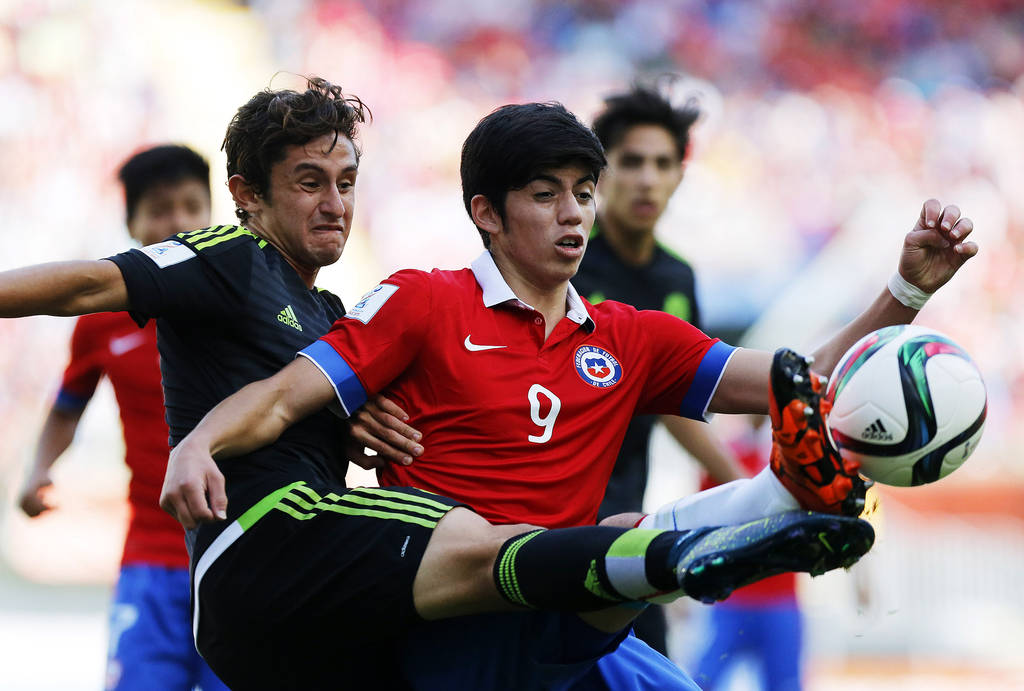 Diego Cortes (izq) de Mexico y Gabriel Mazuela (der) durante el juego de los octavos de final de la Copa del Mundo Sub 17 Chile 2015. (Jam Media)