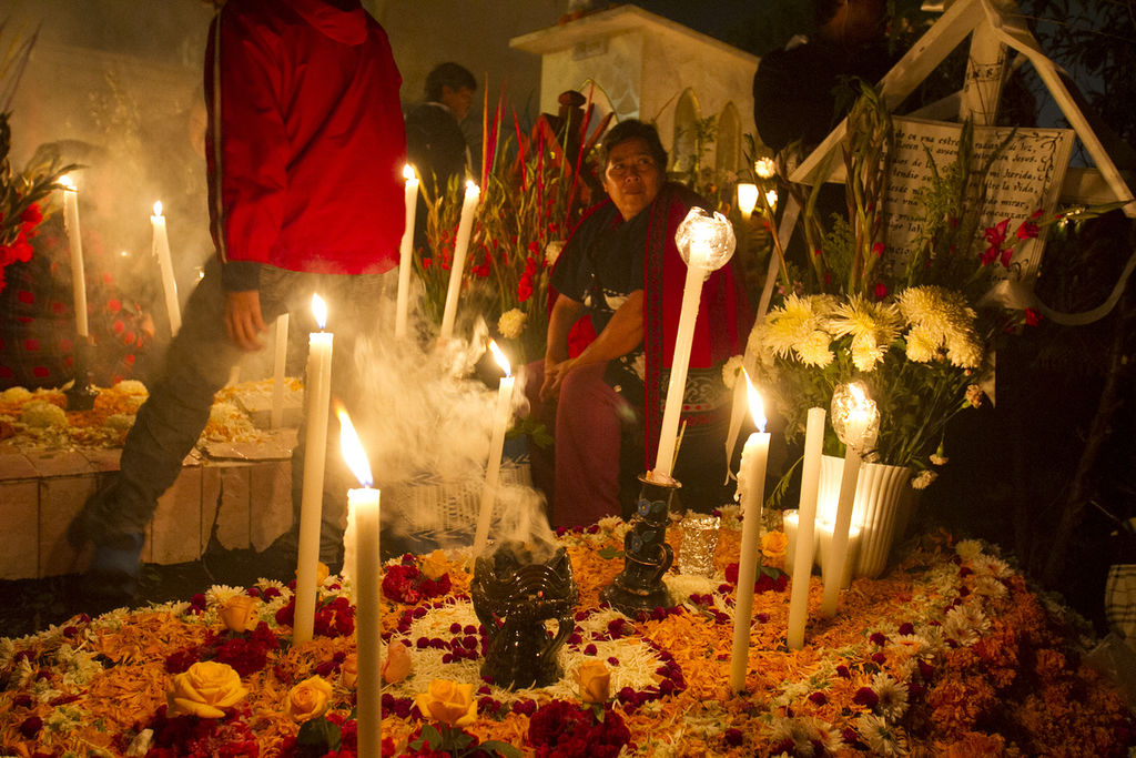 Una opción para conocer es el barrio mágico de Mixquic, en donde las tumbas del panteón de San Andrés se llenan de flores, calaveras y platillos en honor a los difuntos el 1 y 2 de noviembre. (ARCHIVO)