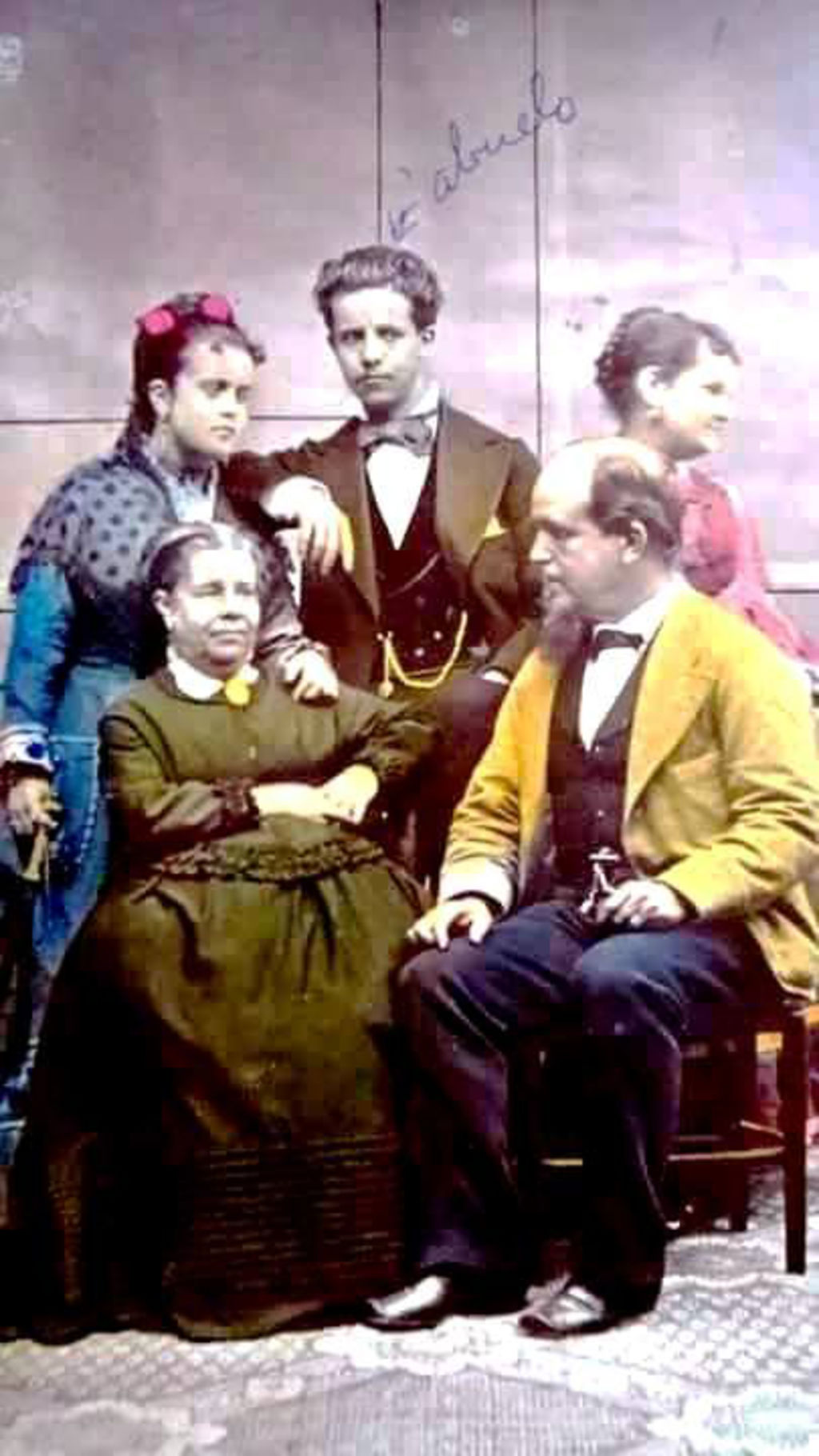 El jovencito Ciro M. Santelices con su padre, madre y hermanos. 