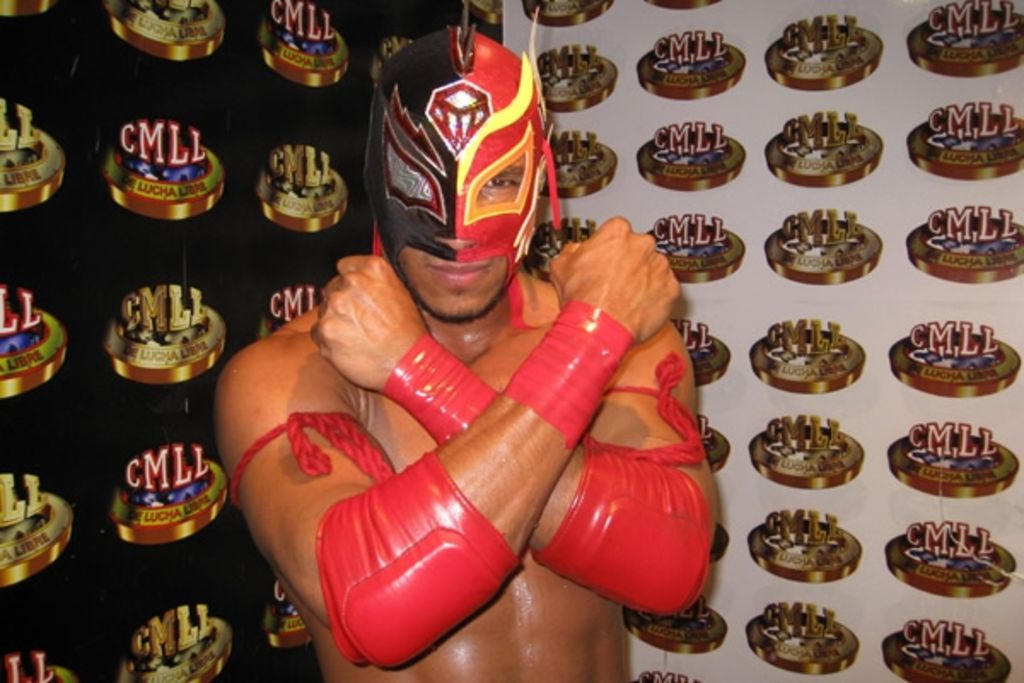 Dragón Rojo junior surgió de la escuela de lucha libre lagunera. Dragón Rojo junior se presenta en la Plaza de Toros.