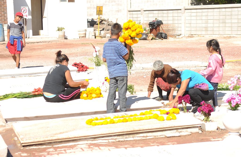 Familias aprovecharon para llevar flores y arreglar las tumbas de sus difuntos. (Ramón Sotomayor)