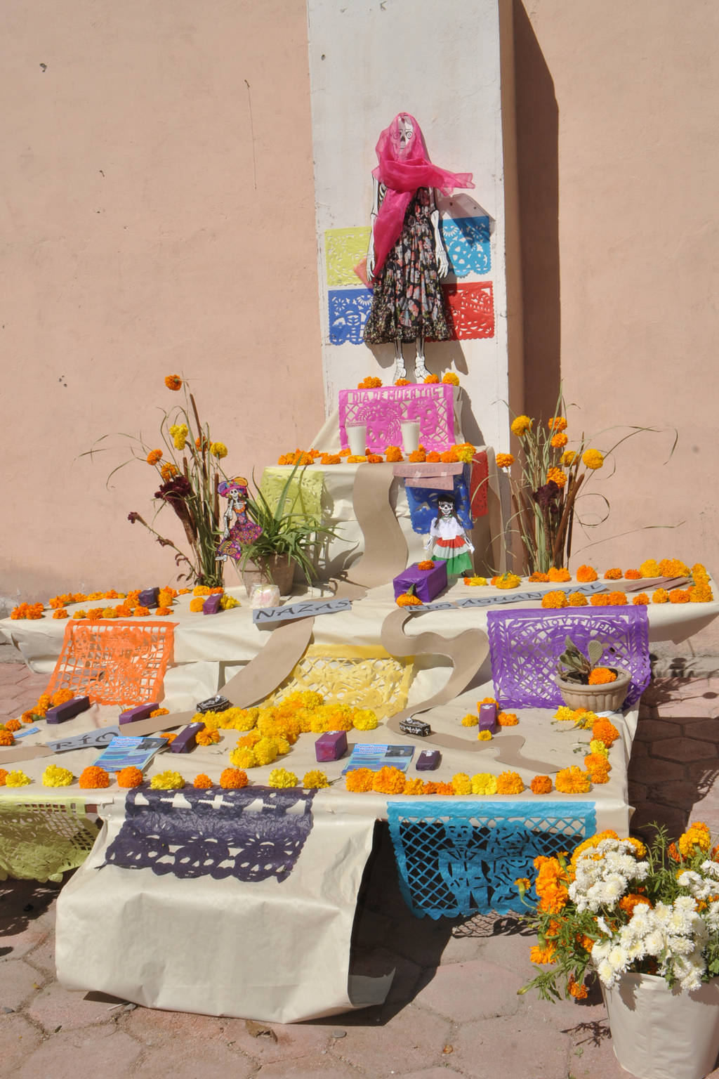 Día de Muertos. Los ambientalistas dedicaron el altar de muertos a los ríos Nazas y Aguanaval, pues indican que ya no corren como antes, desde la construcción de las presas.