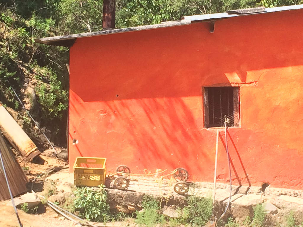 Situación. Esta es una de las casas de la comunidad ‘El Verano’ que recibieron impactos de bala de grueso calibre.