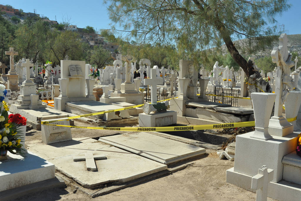 Precaución. Las tumbas que son olvidadas, dañadas o vandalizadas, son  acordonadas para evitar un accidente. (GUADALUPE MIRANDA)