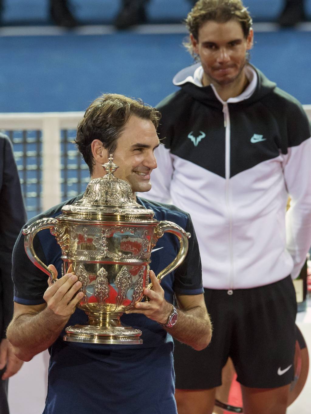 Roger Federer comentó que al menos jugará la temporada 2016 de la ATP, el suizo cumplirá 35 años el próximo año y sigue manifestando un gran tenis y un buen estado físico. (EFE)