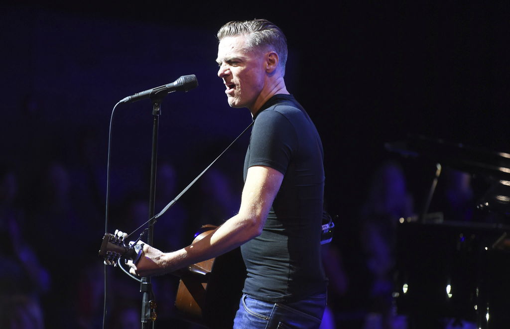 El músico canadiense Bryan Adams, uno de los cantantes de más éxito en la década de los 80 y 90 por temas como 'I do it for you', 'Cuts like a knife', 'Heaven' y 'Room service', cumple este jueves 56 años de vida inmerso en la promoción de su nuevo disco 'Get up', con el que realizará una gira en 2016. (ARCHIVO)
