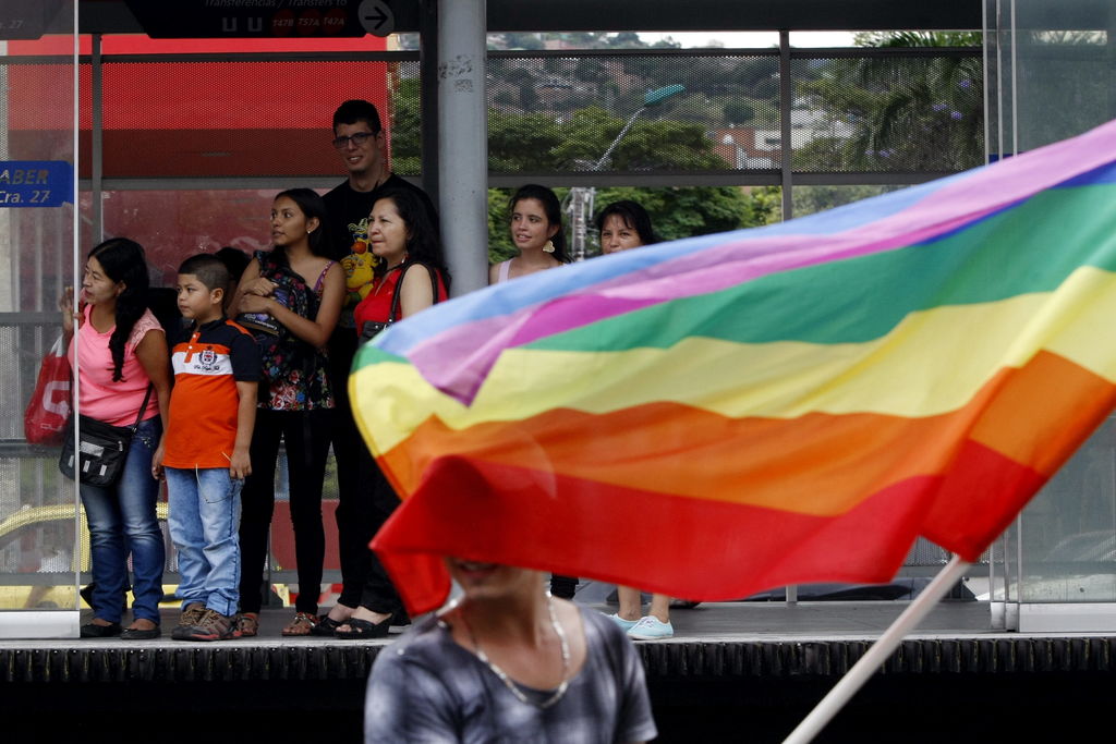 Con 6 votos a favor la Corte de Colombia avaló adopción entre homosexuales, sólo si el menor es hijo biológico de un miembro de la pareja. (ARCHIVO)