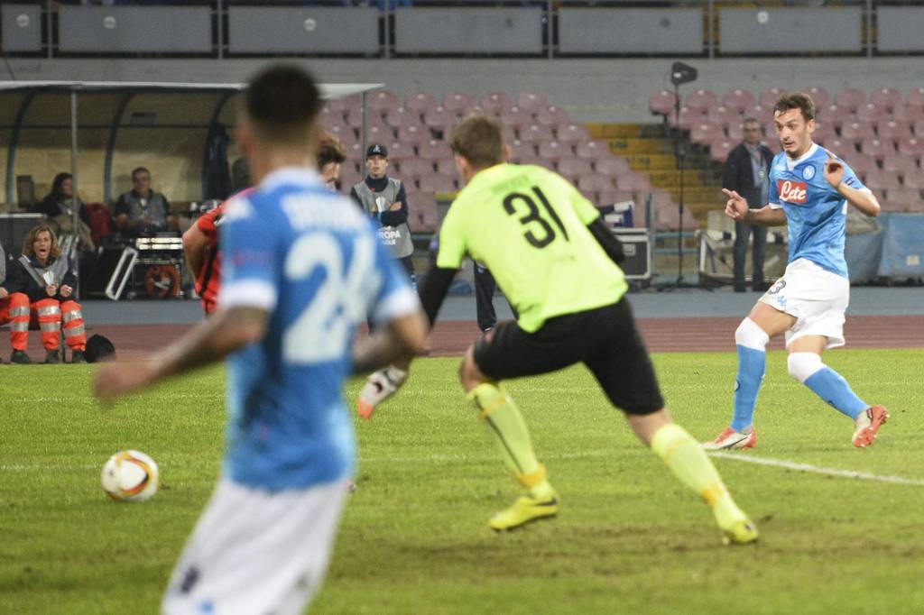El delantero del Nápoles Manolo Gabbiadini marca ante el Midtjylland en el partido del grupo D de la Liga Europa disputado en Nápoles. (EFE)