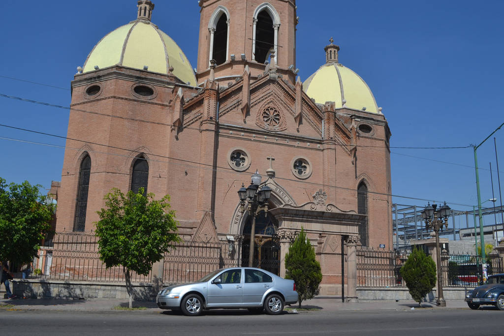 Celebración. La administración de la Diócesis espera que muy pronto vuelva la iluminación. (EL SIGLO DE TORREÓN)