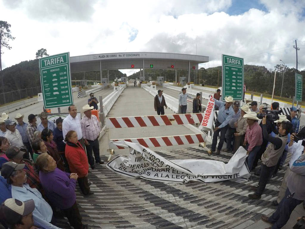 Liberación de la vía. Ejidatarios liberaron la carretera Durango-Mazatlán en días pasados.