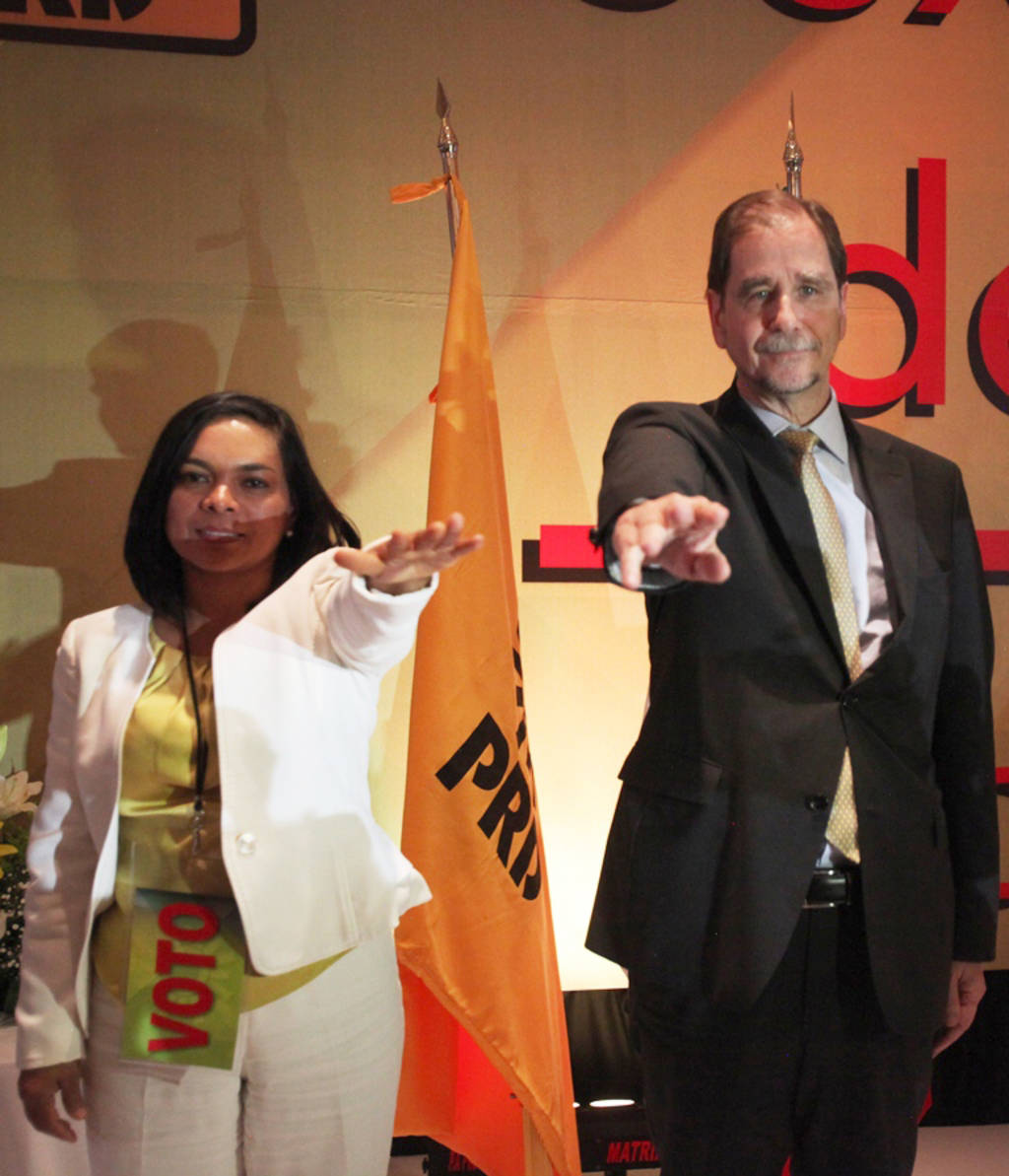 Cambio. Beatriz Mojica y Agustín Basave son electos como secretaria general y presidente nacional del PRD, respectivamente,