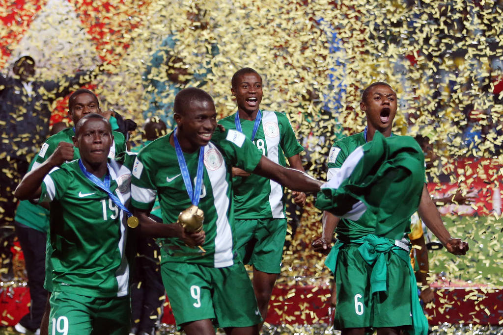 Los jugadores de Nigeria levantan el trofeo de Copa del Mundial Sub17 Chile 2015. (EFE)