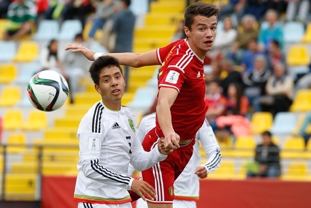 Ulises Torres (i) de México y Dannis Van Vaerenbergh, anotador de un gol.