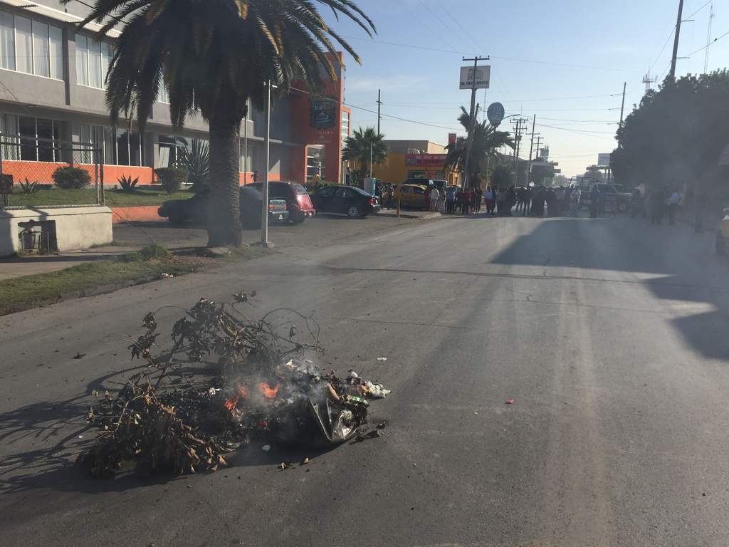 Los manifestantes quemaron basura para presionar en su demanda. (El Siglo de Torreón)